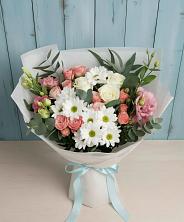 Букет нежный в Киренске Букет цветов из:  Розы, Лизиантусы и Хризантемы в Киренске