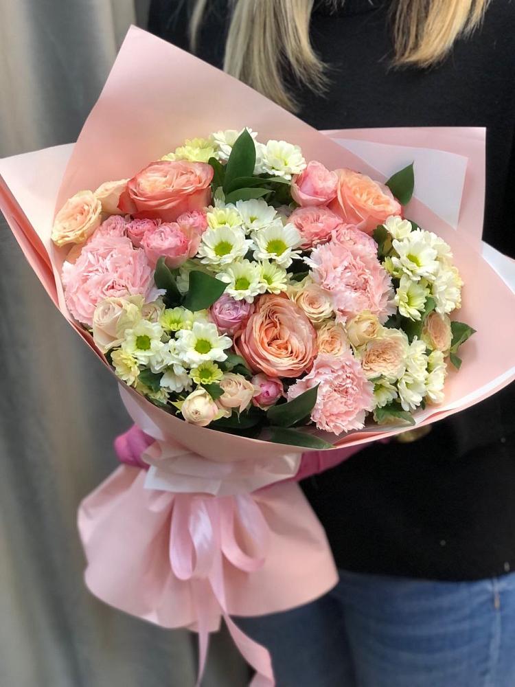 Букет нежные объятья в Киренске Букет цветов из: Гвоздики, Розы и Хризантемы в Киренске