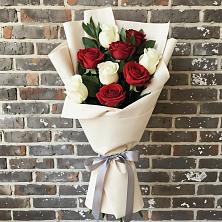 Букет красно-белые розы в Киренске Букет цветов из:  Розы в Киренске