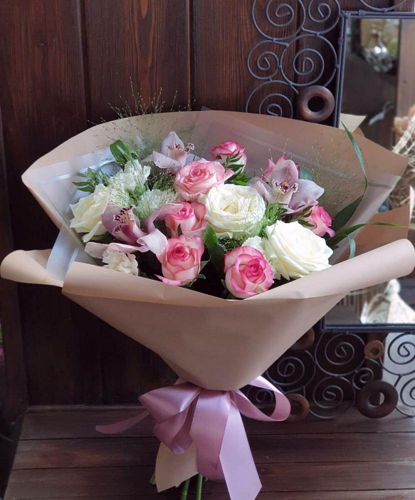 Букет цветов из: Гвоздики, Орхидеи, Розы и Хризантемы в Киренске