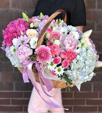Композиция солнечный день в Киренске Цветочная композиция из Розы, Хризантемы, Пионы и Лизиантусы в корзине в Киренске