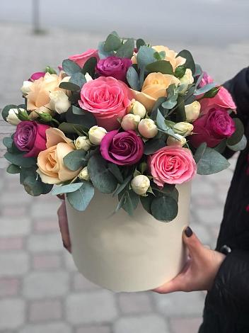 Цветочная композиция из Розы в шляпной коробке в Киренске
