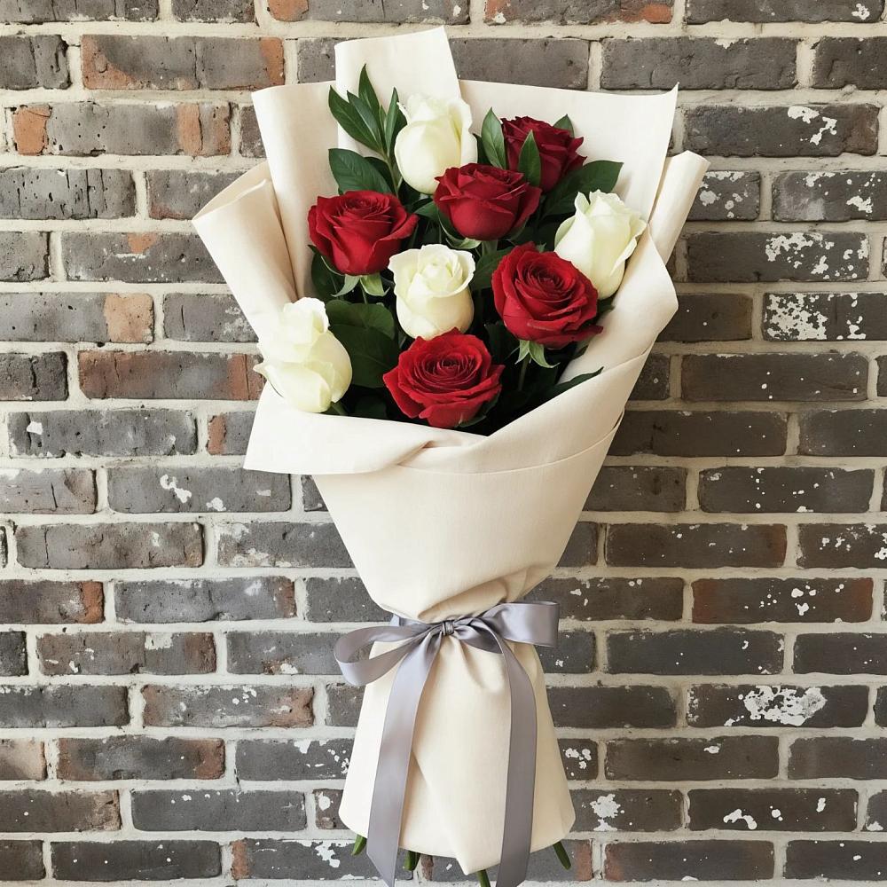 Букет красно-белые розы в Киренске Букет цветов из: Розы в Киренске