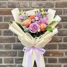 Букет цветочные ноты в Киренске Букет цветов из:  Лизиантусы и Розы в Киренске