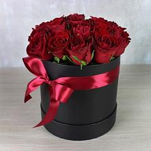 Цветочная композиция из Розы в шляпной коробке в Киренске