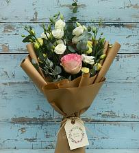 Букет нежный привет в Киренске Букет цветов из:  Розы и Лизиантусы в Киренске