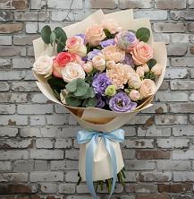 Букет Феерия в Киренске Букет цветов из:  Розы, Лизиантусы и Гвоздики в Киренске