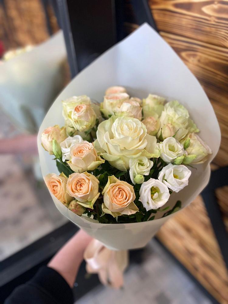 Букет Летний бриз в Киренске Букет цветов из: Розы и Лизиантусы в Киренске